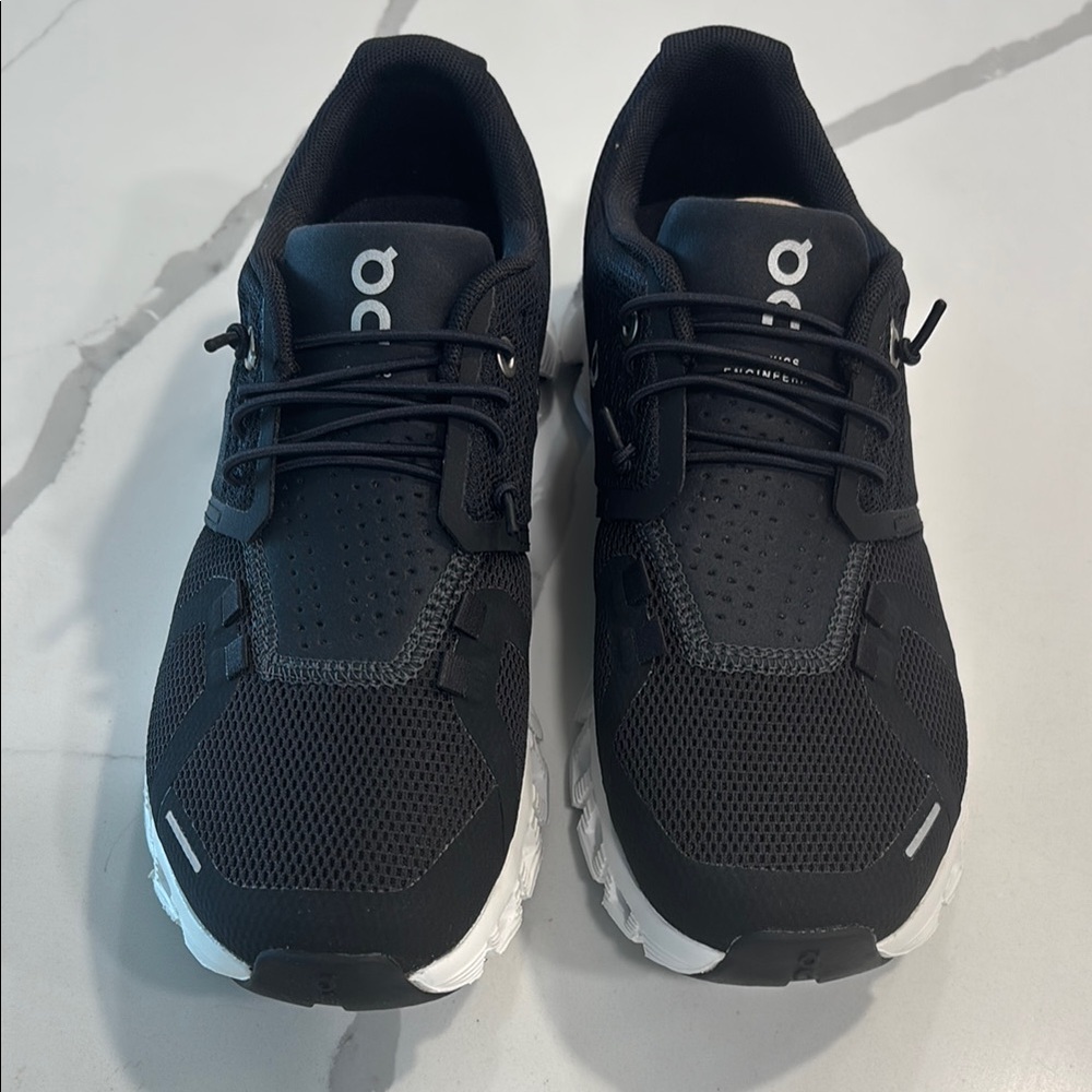 On Women’s Cloud 5 shoe, black and white size 6, perfect condition-never worn